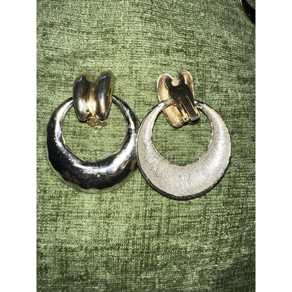 Lot Of 6 Vintage Clip On Earrings Metal Wood Variety Of Styles 1 Pair Are Post - Picture 13 of 15